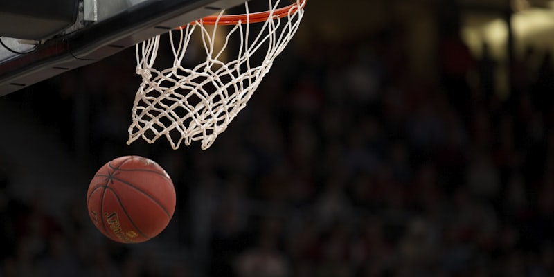 NBA全明星赛精彩扣篮瞬间，球员在空中舒展身体